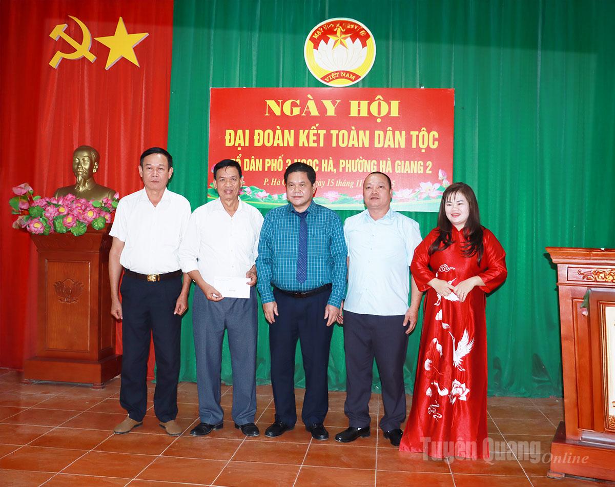 Đồng chí Vàng Seo Cón, Ủy viên Ban Thường vụ Tỉnh ủy, Bí thư Đảng ủy phường Hà Giang 2 chúc mừng Nhân dân tổ dân phố 3 Ngọc Hà.