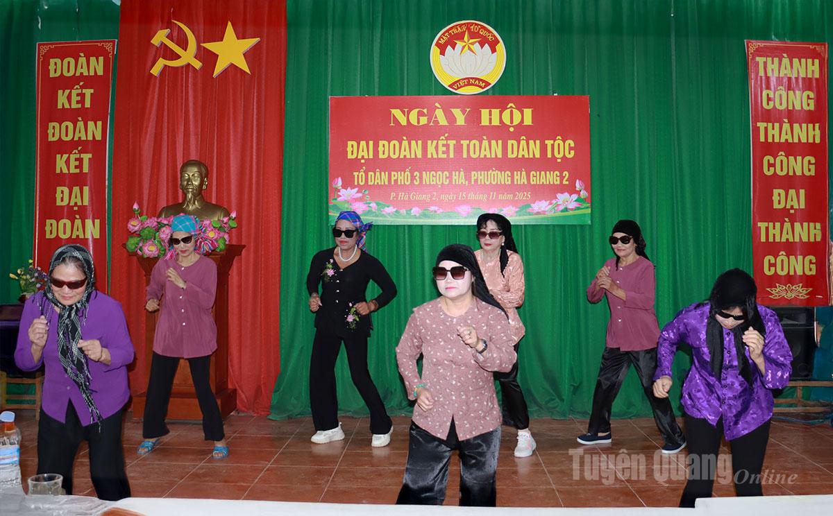 Tiết mục văn nghệ của Câu lạc bộ người cao tuổi tổ dân phố 3 Ngọc Hà.