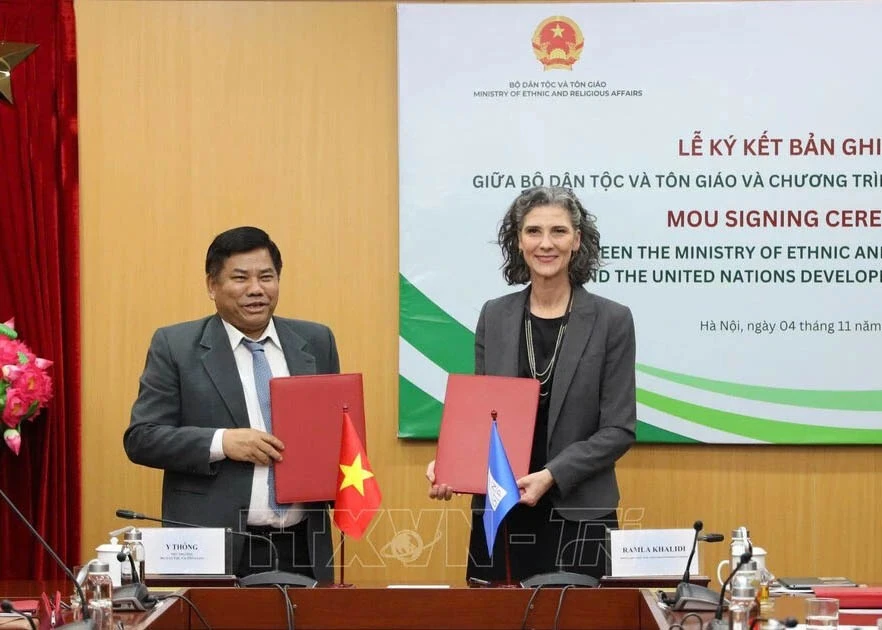 Deputy Minister of Ethnic and Religious Affairs Y Thong and UNDP Resident Representative Ramla Khalidi sign the MoU. (Photo: Ministry of Ethnic and Religious Affairs)