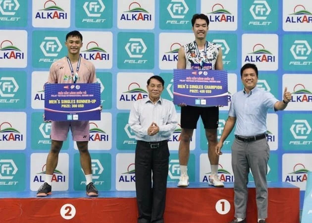 The Organising Committee awards Gold and Silver Medals in the men’s singles.