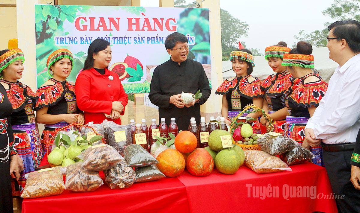 Đồng chí Hà Trung Kiên thăm gian hàng các sản phẩm đặc sản tại thôn Tông Trang.