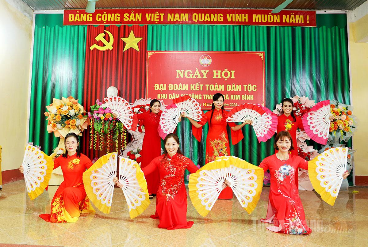 Một tiết mục văn nghệ tại Ngày hội Đại đoàn kết thôn Tông Trang.