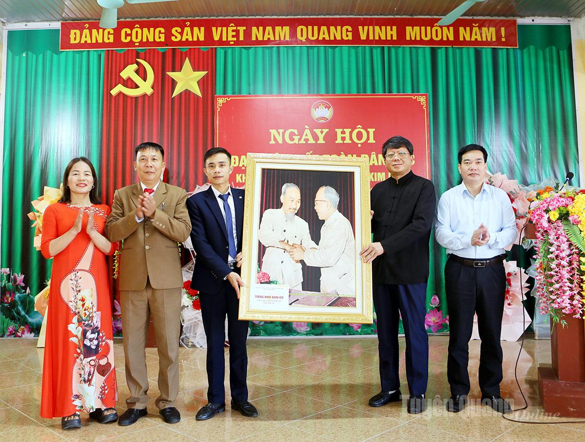 Đồng chí Hà Trung Kiên, Uỷ viên BTV Tỉnh uỷ, Phó Chủ tịch Thường trực Uỷ ban MTTQ tỉnh tặng quà của Tỉnh ủy, HĐND, UBND, Ủy ban MTTQ tỉnh cho thôn Tông Trang, xã Kim Bình.