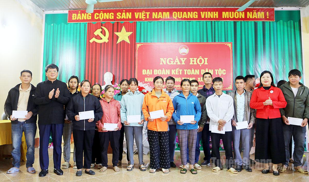 Hội Chữ thập đỏ tỉnh tặng quà cho các hộ dân bị ảnh hưởng bởi thiên tai tại xã Kim Bình.