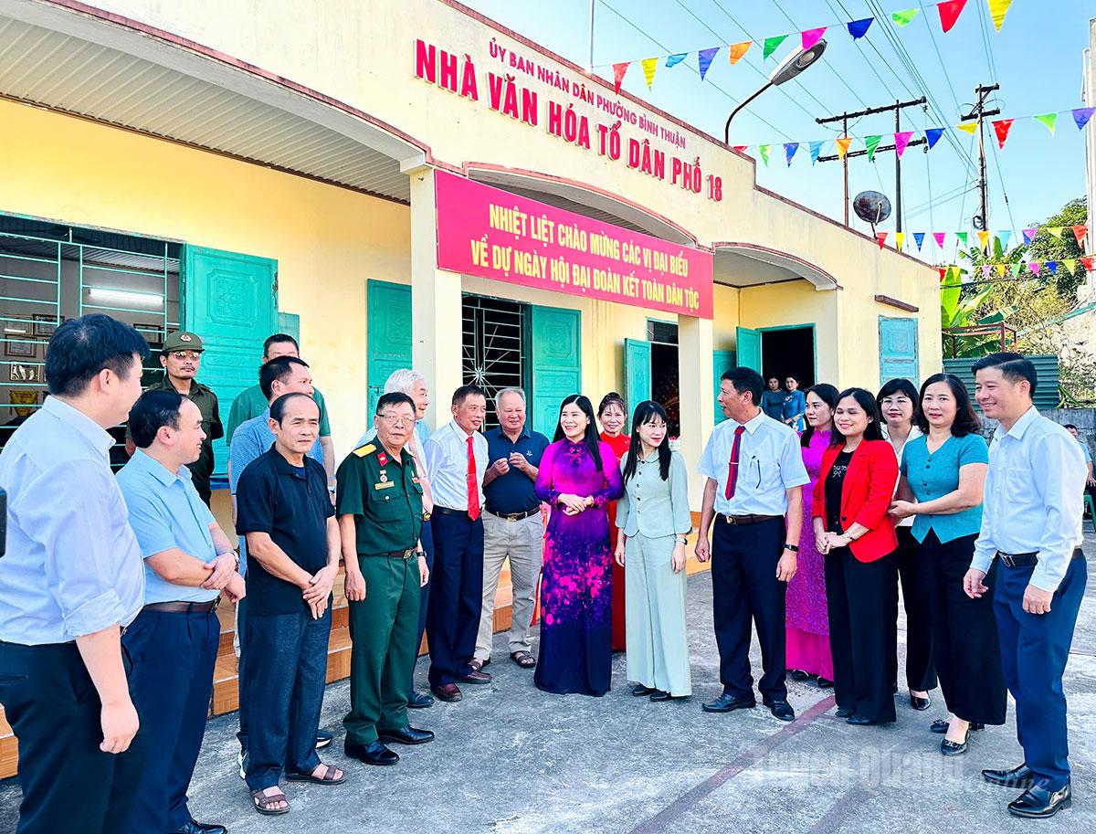 Đồng chí Lê Thị Thanh Trà, Phó Chủ tịch HĐND tỉnh trò chuyện cùng người dân tổ dân phố 18, phường Bình Thuận.
