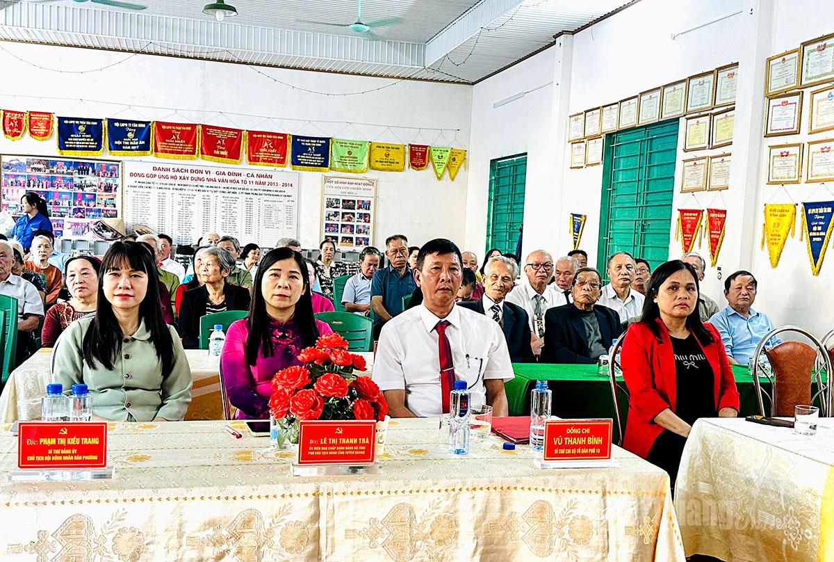 Các đại biểu dự Ngày hội Đại đoàn kết toàn dân tộc tại tổ dân phố 18, phường Bình Thuận.