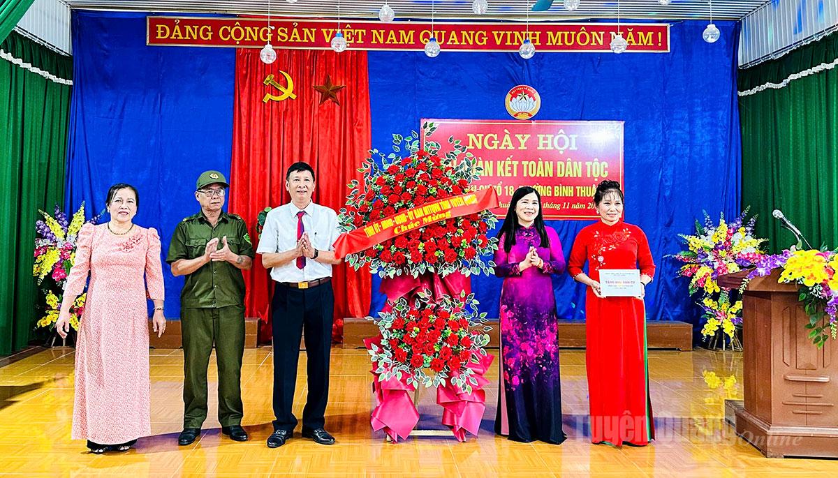 Thay mặt Tỉnh ủy, UBND tỉnh, Ủy ban MTTQ Việt Nam tỉnh Tuyên Quang đồng chí Lê Thị Thanh Trà, Phó Chủ tịch HĐND tỉnh tặng hoa chúc mừng tổ dân phố 18.