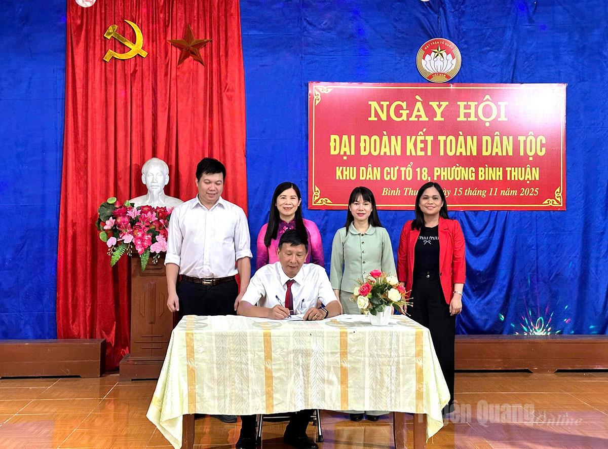 Tổ dân phố 18, phường Bình Thuận ký giao ước thi đua.