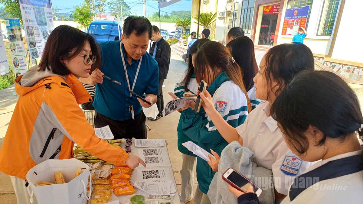 Học sinh, người lao động được tư vấn, hướng nghiệp và giới thiệu việc làm tại phiên giao dịch.