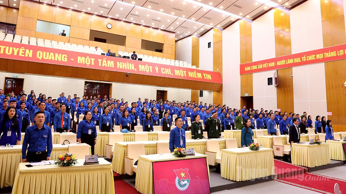 Các đại biểu thực hiện nghi thức chào cờ.