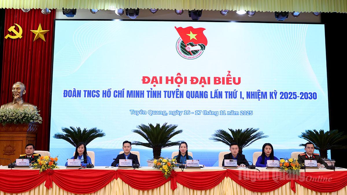 Đoàn chủ tịch điều hành Đại hội.