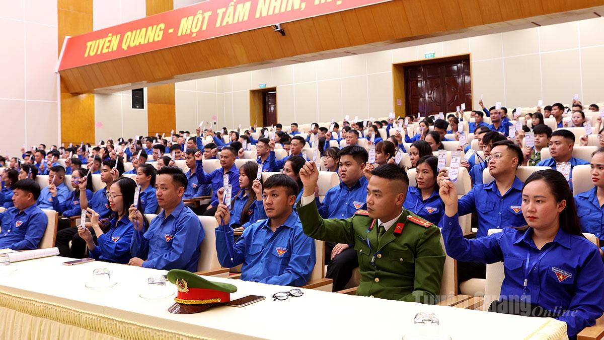 Các đại biểu biểu quyết bầu Đoàn Chủ tịch, Thư ký Đại hội.