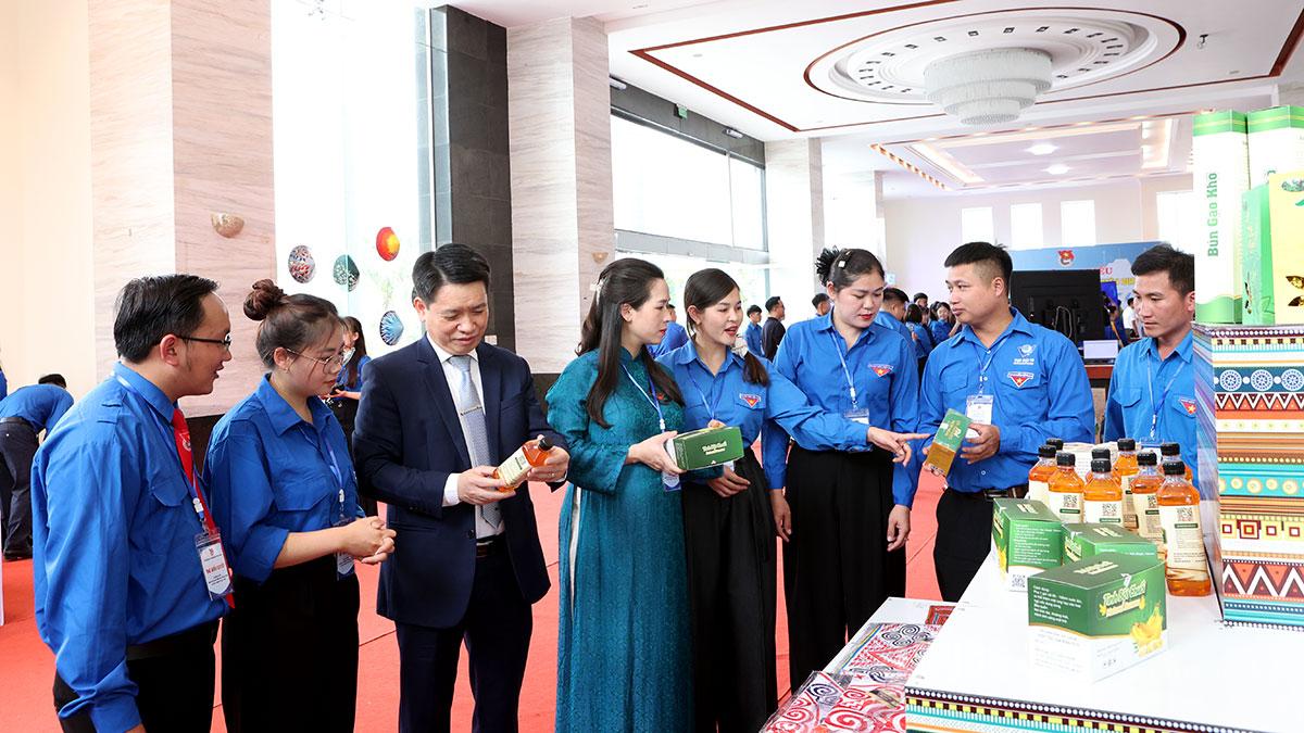 Đại biểu tham quan gian hàng trưng bày sản phẩm nông sản, OCOP của đoàn viên, thanh niên.