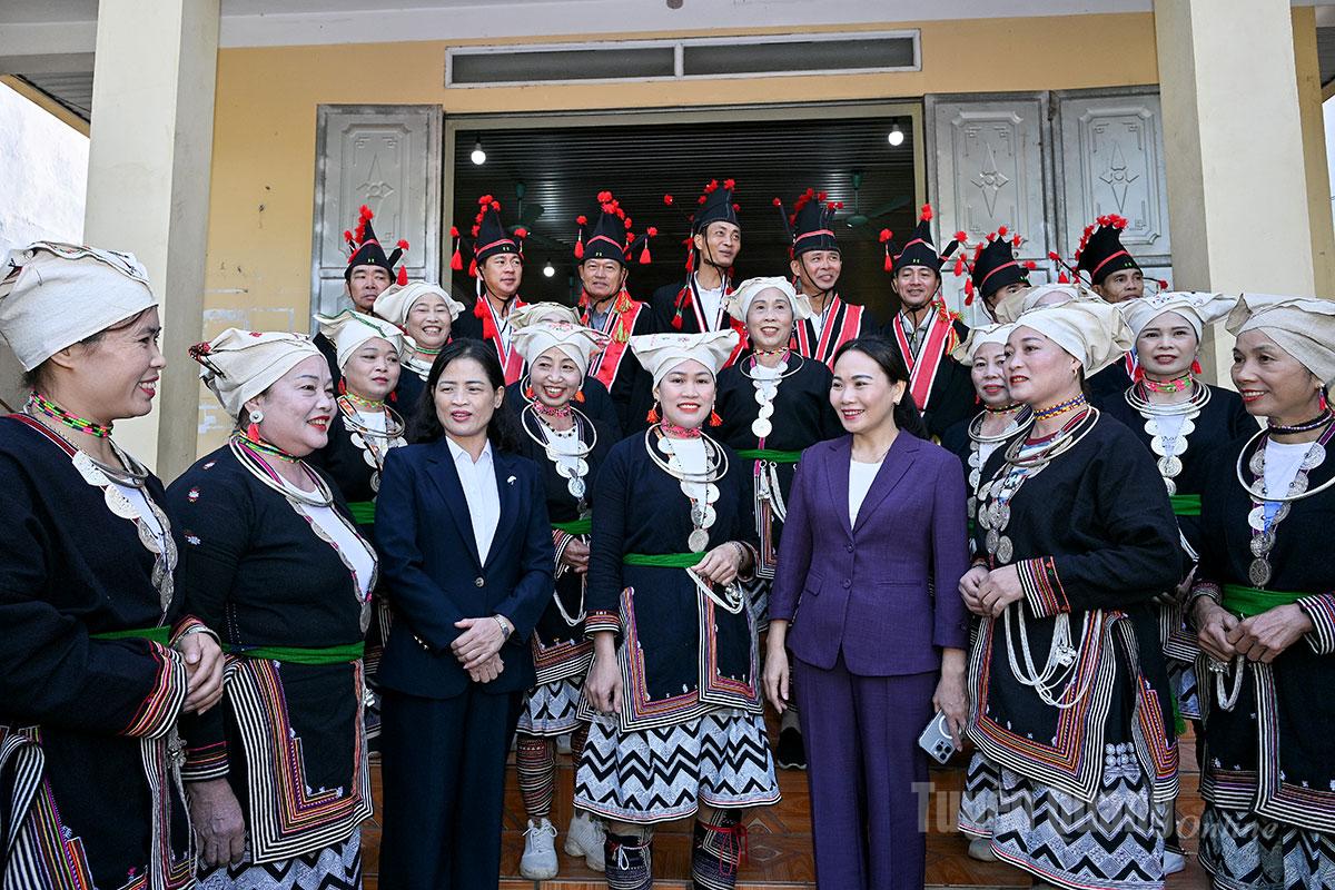 Đồng chí Nông Thị Bích Huệ đánh giá cao thôn Đồng Vàng bảo tồn, phát huy tốt bản sắc văn hoá dân tộc.