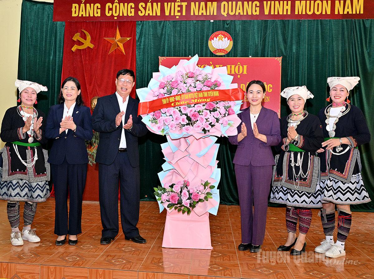 Đồng chí Nông Thị Bích Huệ tặng hoa chúc mừng khu dân cư Đồng Vàng.