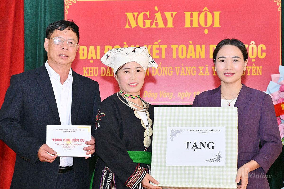 Đồng chí Nông Thị Bích Huệ tặng quà cho khu dân cư Đồng Vàng.