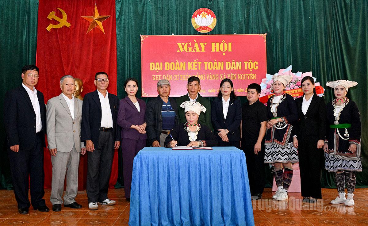 Đồng chí Nông Thị Bích Huệ và các đại biểu chứng kiến các tổ chức đoàn thể thôn Đồng Vàng ký giao ước thi đua.