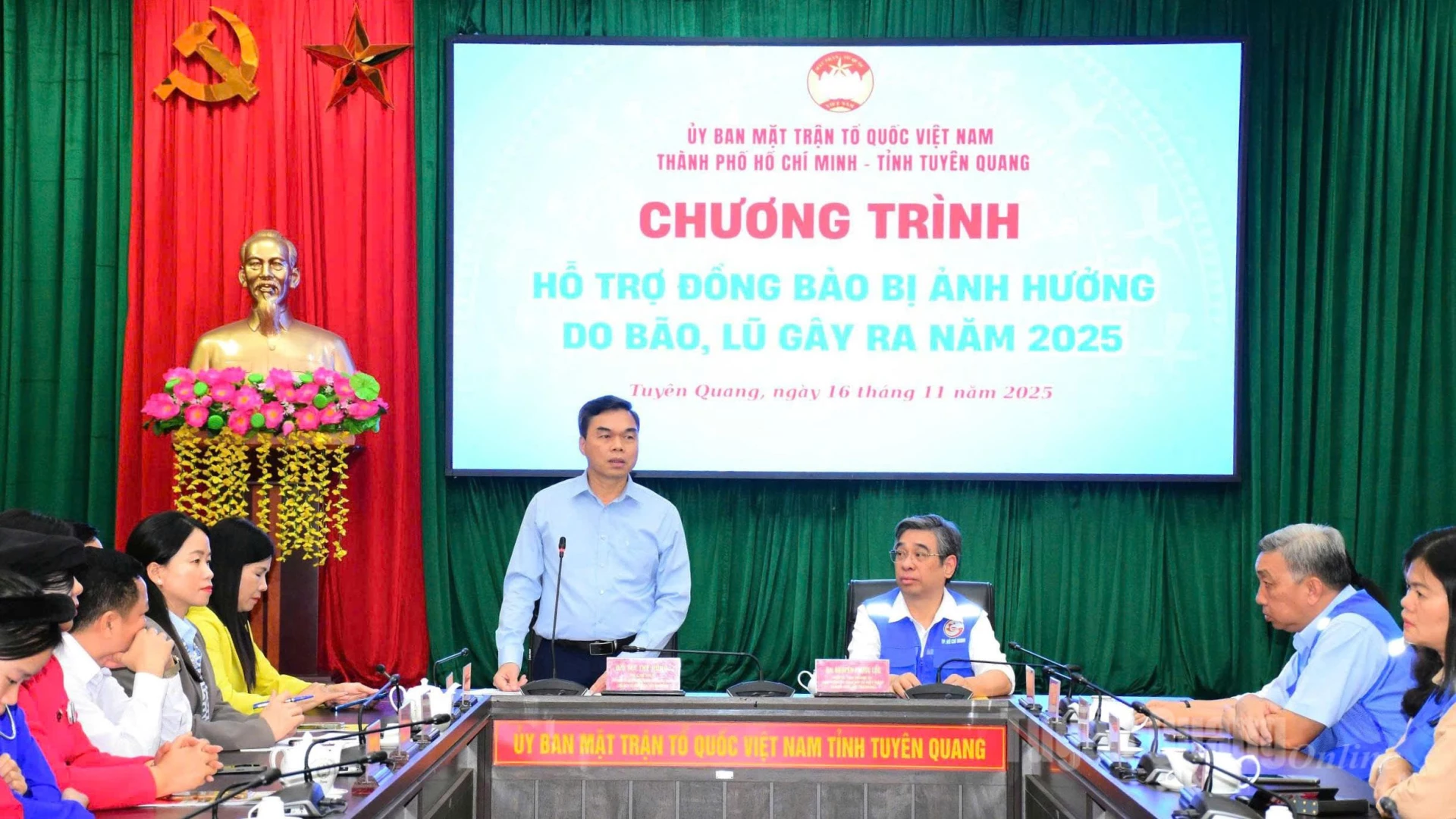 Phó Bí thư Tỉnh ủy, Chủ tịch Ủy ban MTTQ tỉnh Ma Thế Hồng tiếp đoàn công tác của Thành phố Hồ Chí Minh thăm, hỗ trợ tỉnh khắc phục hậu quả do bão, lũ gây ra