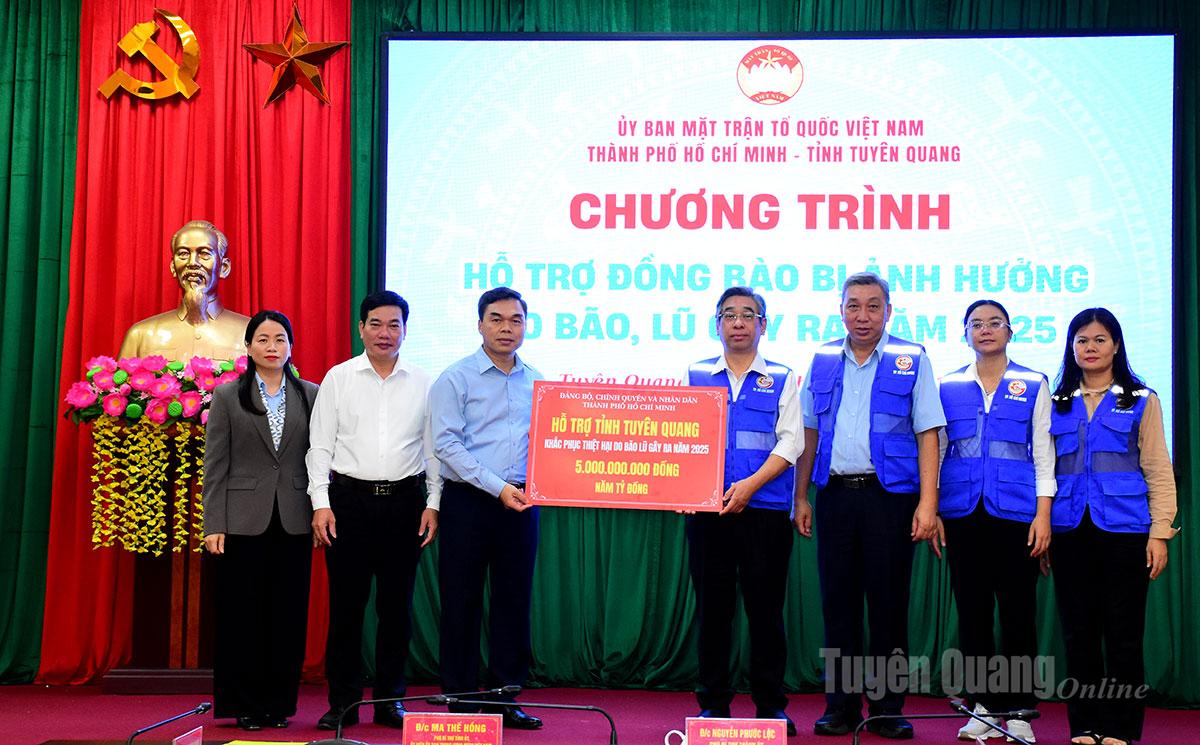 Thành phố Hồ Chí Minh trao tặng tỉnh Tuyên Quang 5 tỷ đồng khắc phục hậu quả thiên tai.