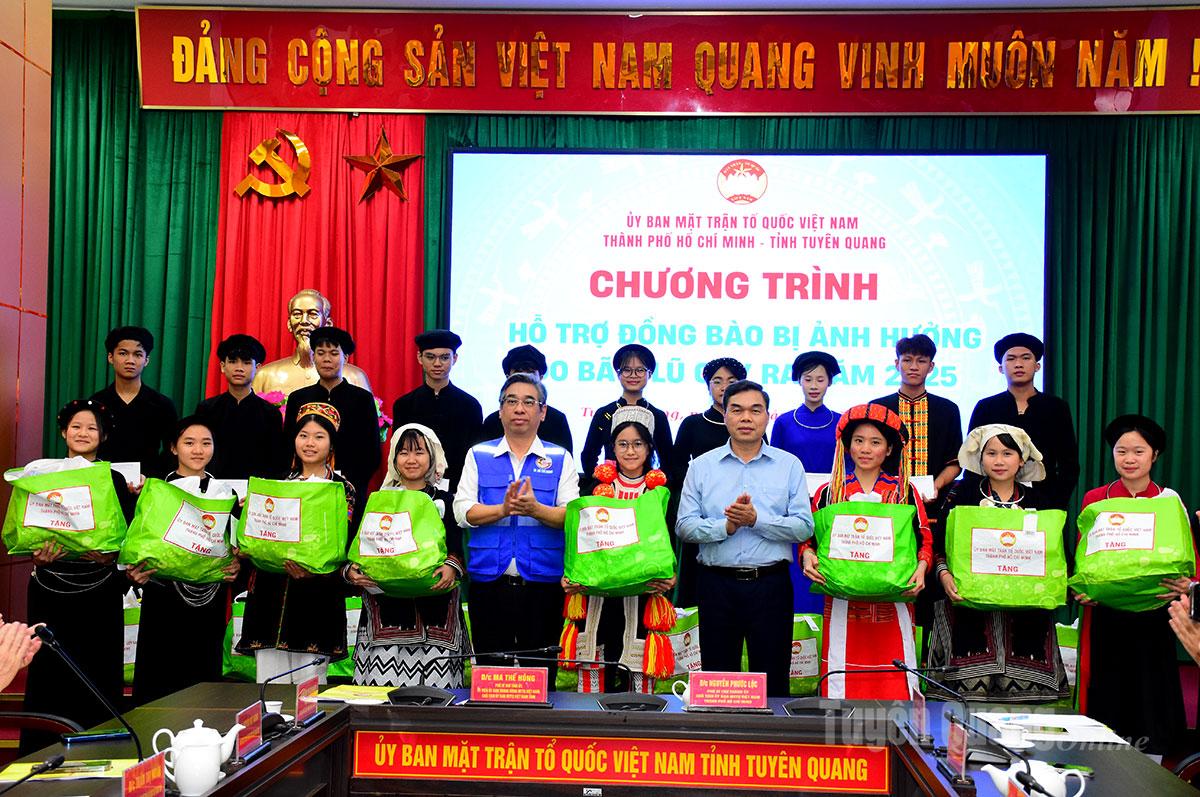 Lãnh đạo Uỷ ban MTTQ 2 tỉnh Tuyên Quang và Thành phố Hồ Chí Minh trao 20 suất quà cho các em học sinh bị ảnh hưởng do mưa bão gây ra.
