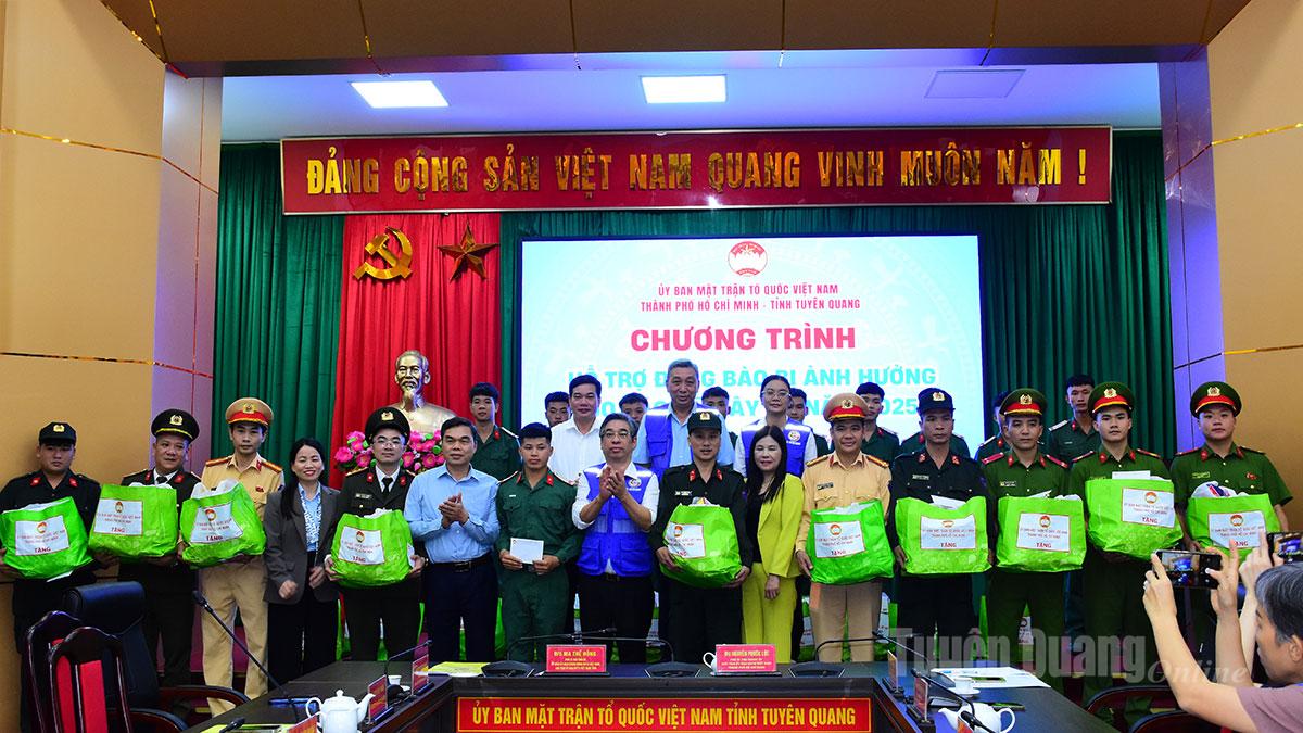 Đoàn công tác Thành phố Hồ Chí Minh trao quà cho các tình nguyện viên, lực lượng trực tiếp tham gia hỗ trợ, ứng phó, khắc phục thiệt hại do bão gây ra.
