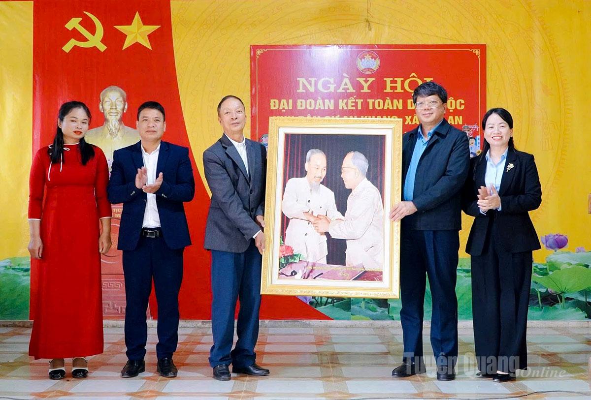Đồng chí Hà Trung Kiên, Ủy viên Ban Thường vụ Tỉnh ủy, Phó Chủ tịch Thường trực Ủy ban MTTQ Việt Nam tỉnh tặng khu dân cư thôn An Khang bức tranh “Bác Hồ với Bác Tôn”.