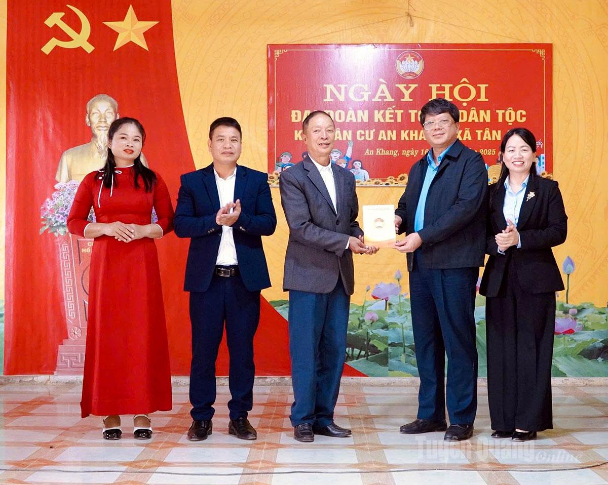 Đồng chí Hà Trung Kiên, Ủy viên Ban Thường vụ Tỉnh ủy, Phó Chủ tịch Thường trực Ủy ban MTTQ Việt Nam tỉnh tặng Quỹ khuyến học khu dân cư thôn An Khang, xã Tân An.