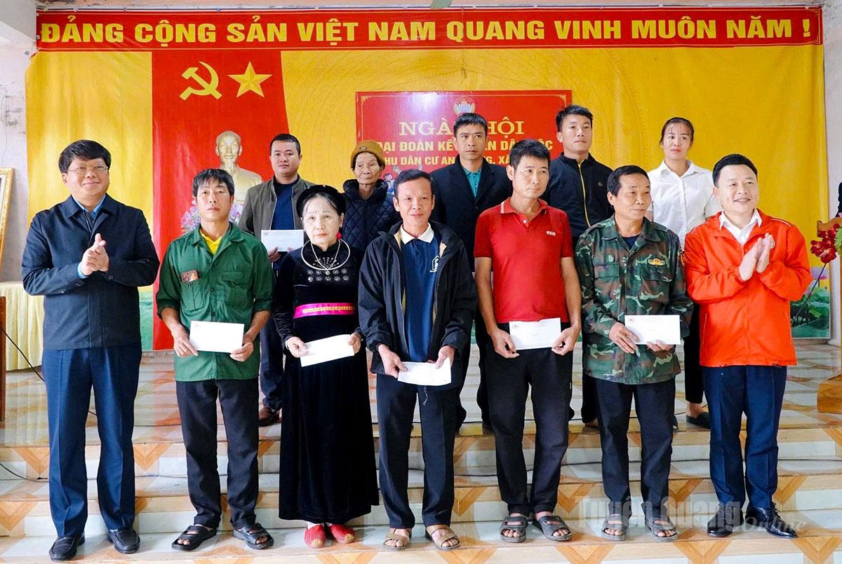 Đồng chí Hà Trung Kiên và lãnh đạo Hội Chữ thập đỏ tỉnh trao quà cho các hộ bị ảnh hưởng bởi bão số 10.