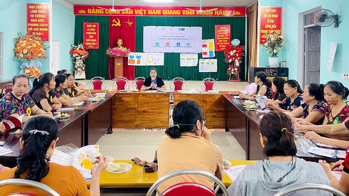 Một buổi sinh hoạt nhóm của Chi hội phụ nữ 6, phường Nông Tiến.