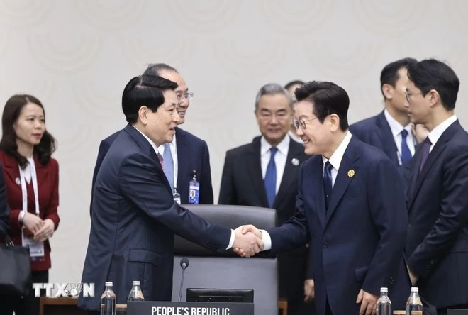 State President Luong Cuong (L) and his Korean counterpart Lee Jae Myung (Photo: VNA)