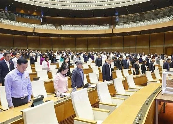 National Assembly deputies observe a minute of silence in remembrance of those who lost their lives to natural disasters and floods on November 24. (Photo: VNA)