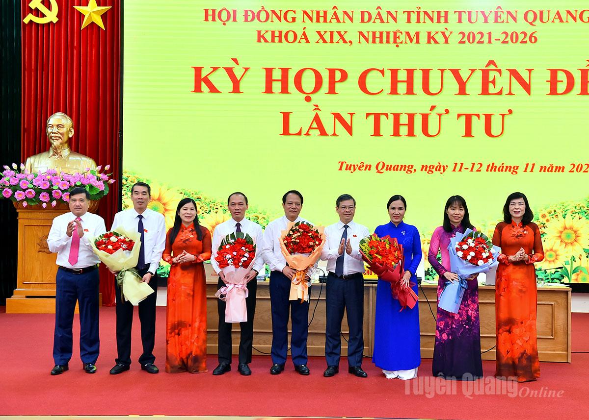 Các đồng chí lãnh đạo HĐND tỉnh tặng hoa các đồng chí vừa được miễn nhiệm và được bầu Ủy viên UBND tỉnh tại kỳ họp.