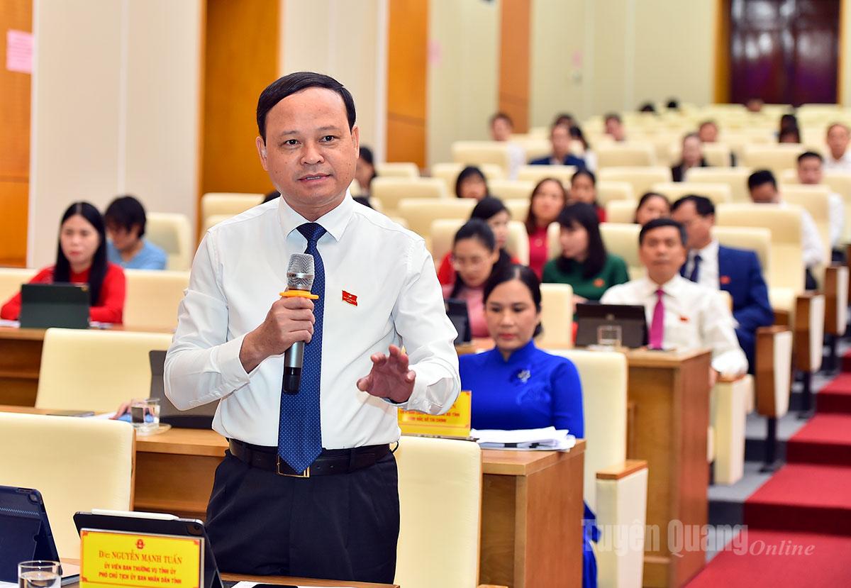 Đồng chí Phó Chủ tịch Thường trực UBND tỉnh Nguyễn Mạnh Tuấn phát biểu làm rõ thêm các nghị quyết đã trình bày tại kỳ họp.