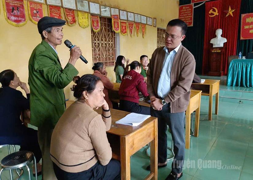 Đồng chí Hoàng Trần Trung, Bí thư Đảng ủy xã Tân Mỹ lắng nghe ý kiến của người dân thôn Nà Héc.