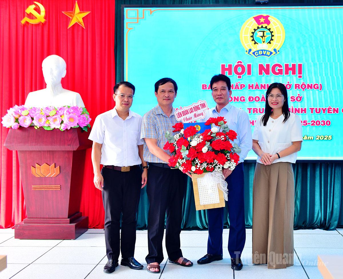 Đồng chí Chủ tịch LĐLĐ tỉnh Triệu Tài Phong tặng hoa chúc mừng Công đoàn cơ sở Báo và phát thanh, truyền hình Tuyên Quang.