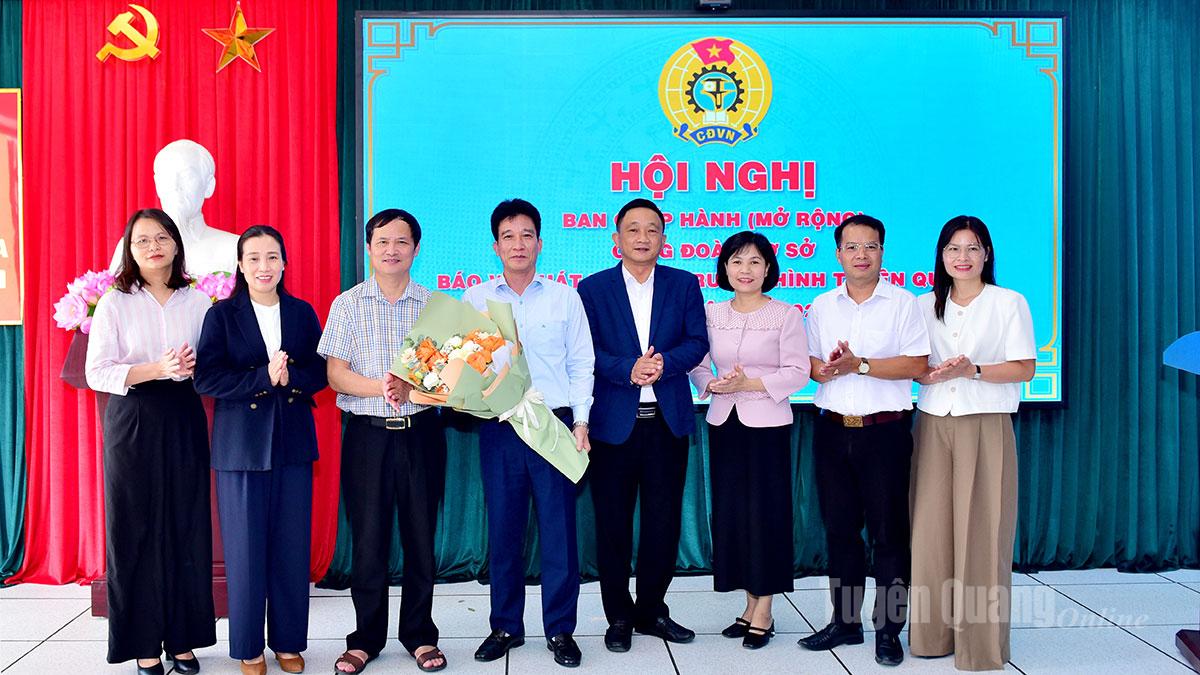 Các đồng chí: Chủ tịch LĐLĐ tỉnh Triệu Tài Phong và Phó Tổng Biên tập Trần Việt Tuyên tặng hoa chúc mừng BCH Công đoàn cơ sở Báo và phát thanh, truyền hình Tuyên Quang, nhiệm kỳ 2025-2030.