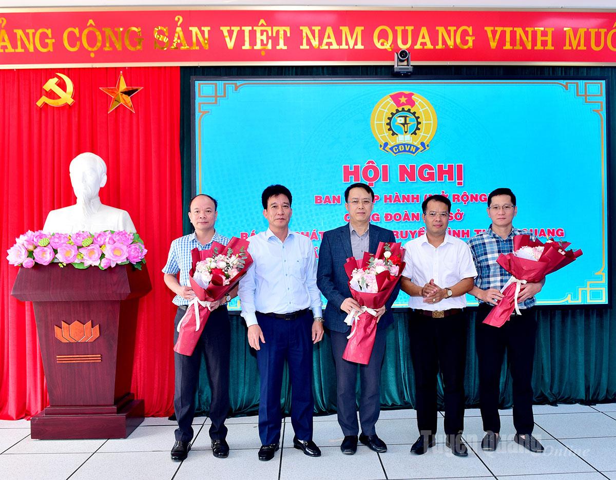 Lãnh đạo Công đoàn cơ sở Báo và phát thanh, truyền hình Tuyên Quang tặng hoa, quà tri ân các đồng chí không tham gia BCH Công đoàn cơ sở nhiệm kỳ mới.