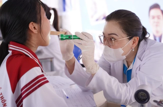 Thăm khám răng miệng cho học sinh