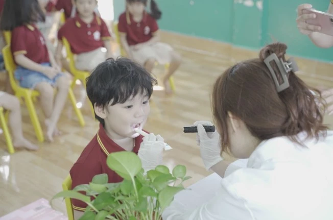 Nha khoa Học đường Cà Mau tại Trường Mẫu giáo Hoàng Oanh