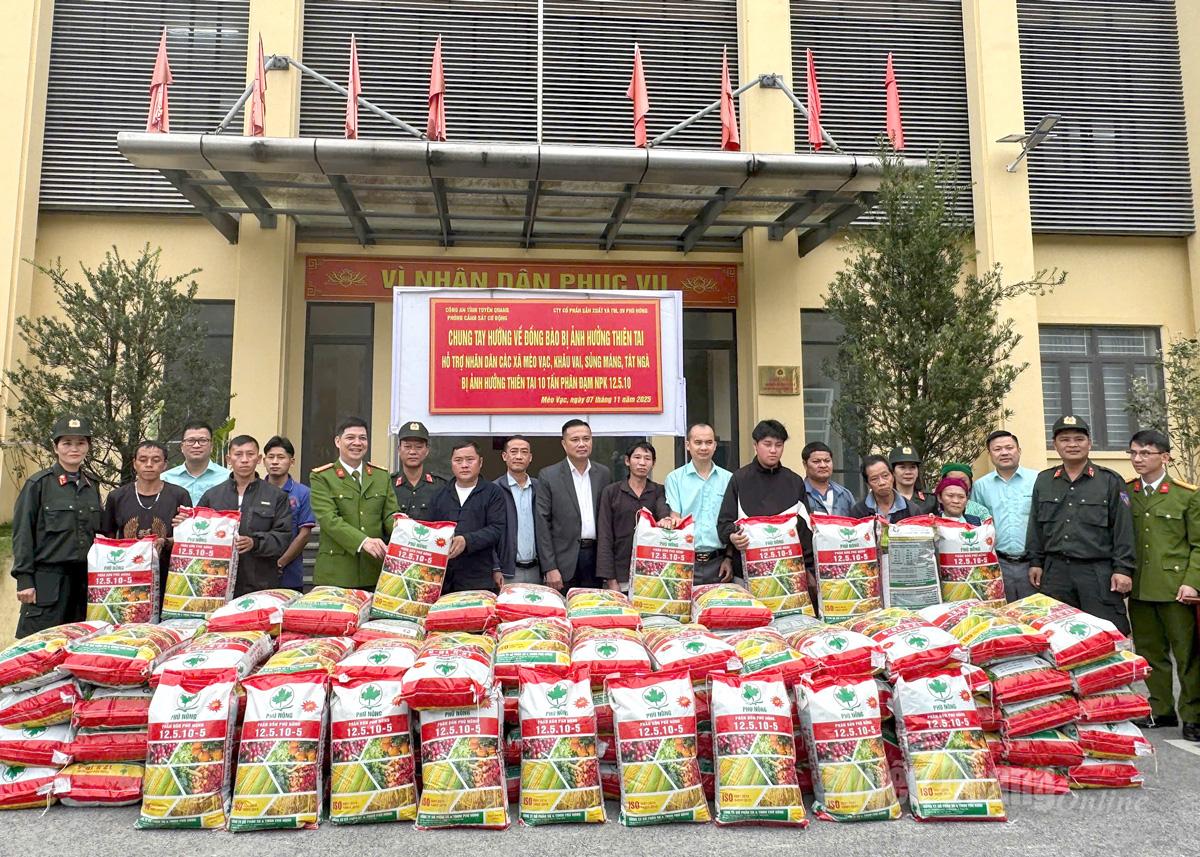 Đại diện Phòng Cảnh sát cơ động, Công an tỉnh Tuyên Quang và Công ty Phú Nông trao phân bón hỗ trợ người dân bị ảnh hưởng bão số 10.