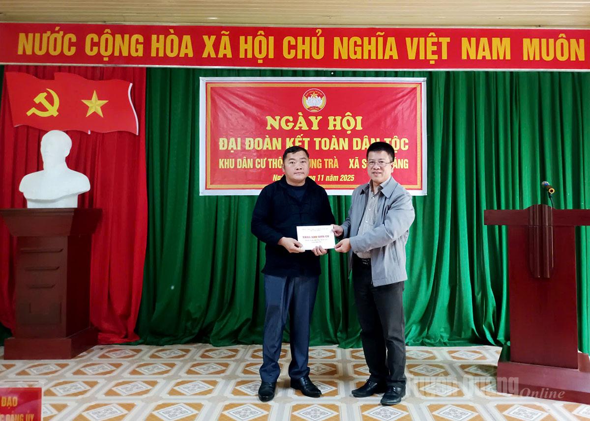 Giám đốc Sở Ngoại vụ Nguyễn Trung Thu tặng quà cho thôn Sủng Trà.