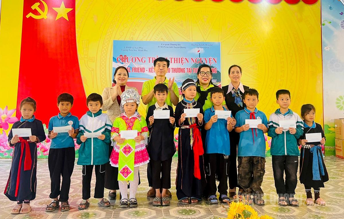 Phát huy tinh thần đoàn kết, tương thân, tương ái, nhiều học sinh có hoàn cảnh khó khăn được cộng đồng chia sẻ, giúp đỡ.