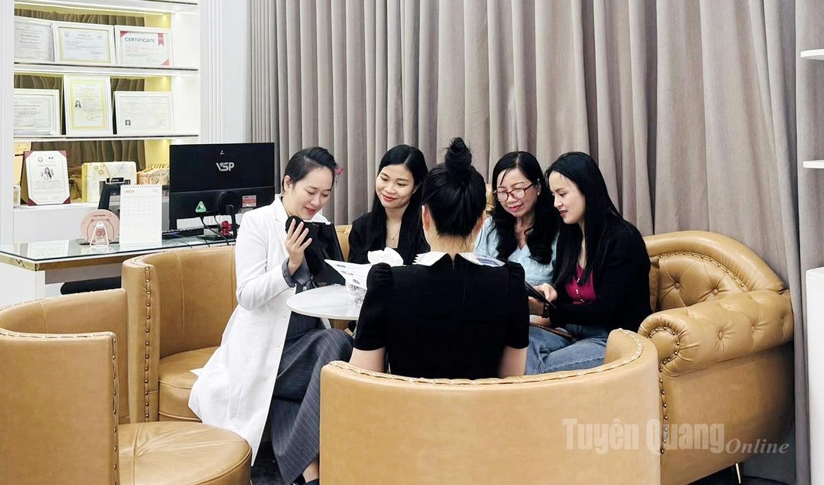 Bác sỹ tư vấn làm đẹp tại Thẩm mỹ viện quốc tế Sao Việt Tuyên Quang.