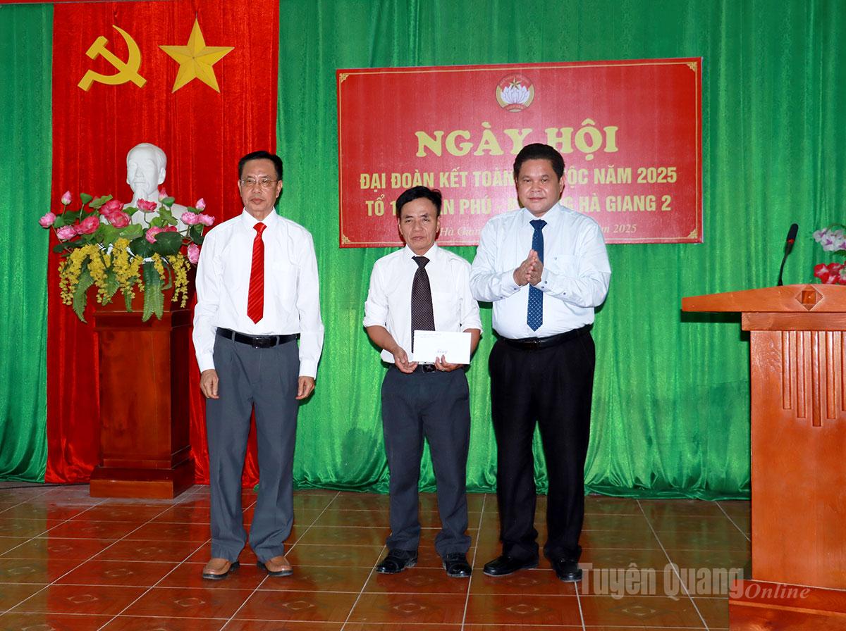 Đồng chí Vàng Seo Cón tặng quà cho Nhân dân tổ 15 Trần Phú.