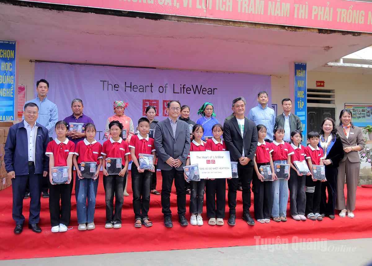 Tổ chức Plan, đại diện Tập đoàn Uniqlo tặng áo và quà cho học sinh và bà con nhân dân trên địa bàn xã.