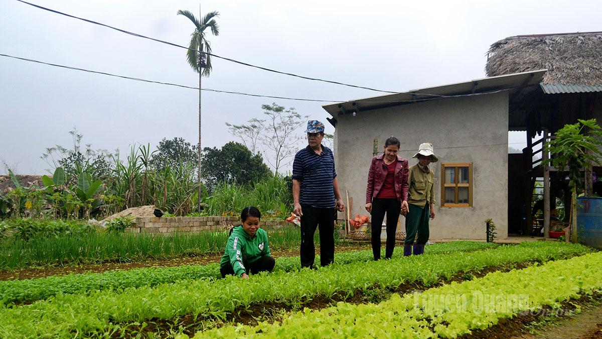 Câu lạc bộ liên thế hệ tự giúp nhau ở thôn Khiềm, xã Bắc Quang vận động các thành viên phát triển kinh tế.