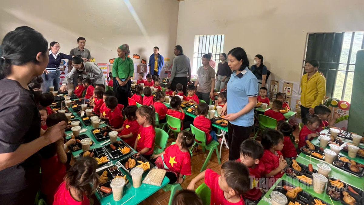 Bữa ăn ấm áp được đoàn thiện nguyện nấu cho các em học sinh.