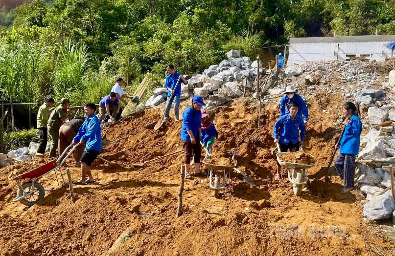 Đoàn viên, thanh niên xã Quản Bạ hỗ trợ sửa chữa nhà ở cho hộ nghèo.