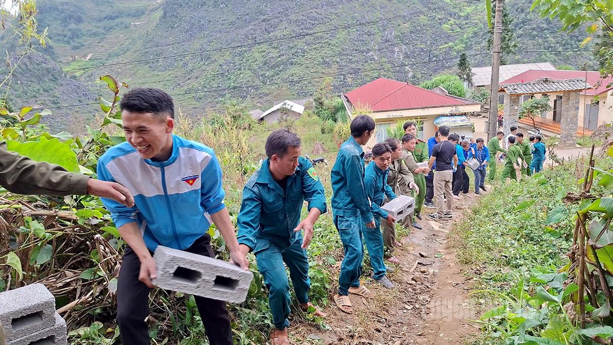 Đoàn viên thanh niên xã Lũng Phìn hỗ trợ nhân dân xóa nhà tạm.