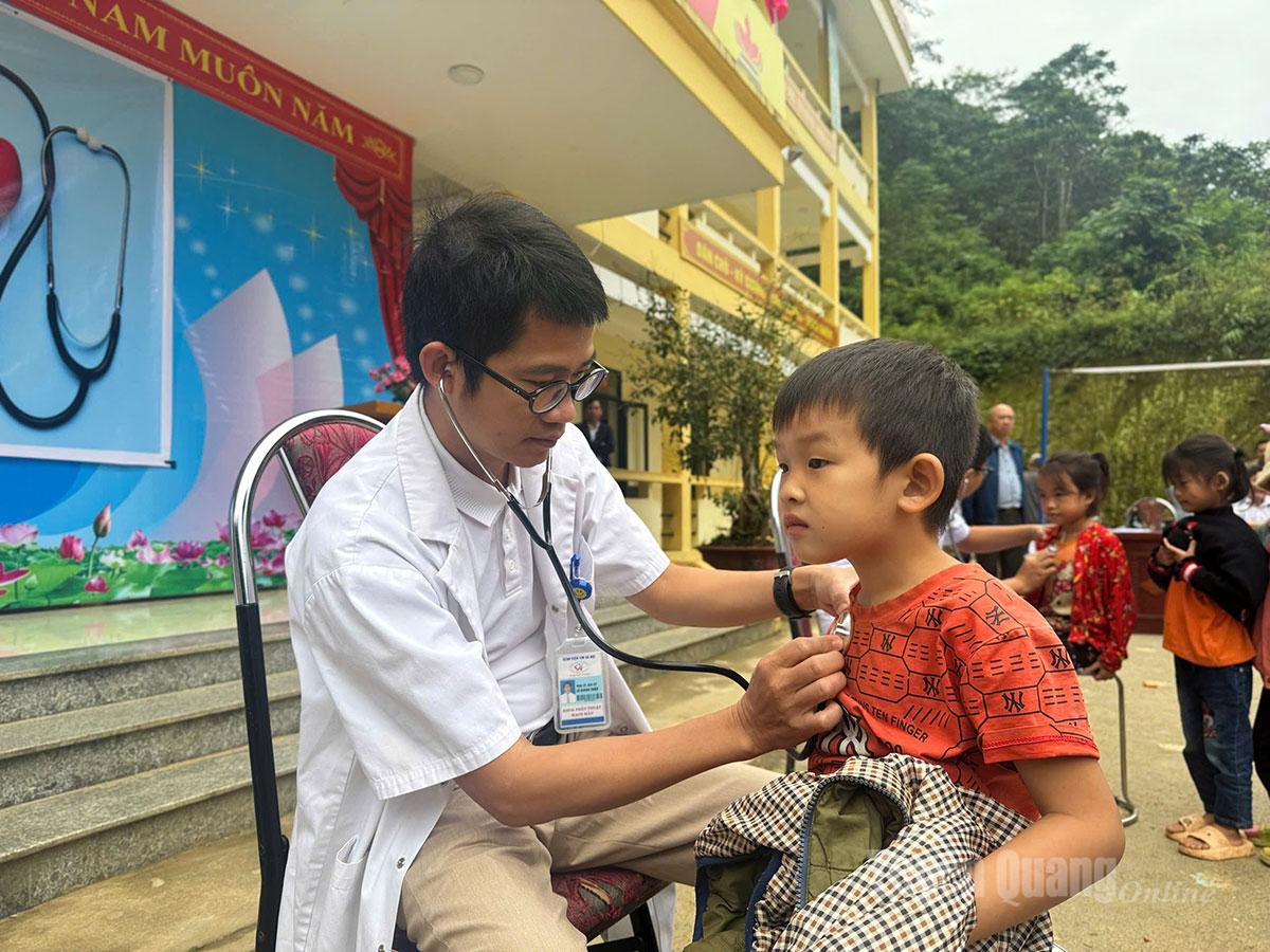 Bác sĩ Bệnh viện Tim Hà Nội khám sàng lọc bệnh lý tim mạch cho các em học sinh trường Tiều học Ngọc Long, xã Ngọc Long.